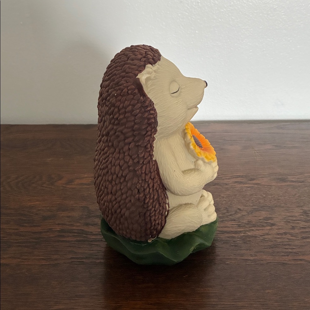 NWT- Adorable Hedgehog 🦔 Garden Figurine with Sunflower 🌻 - Picture 4 of 10